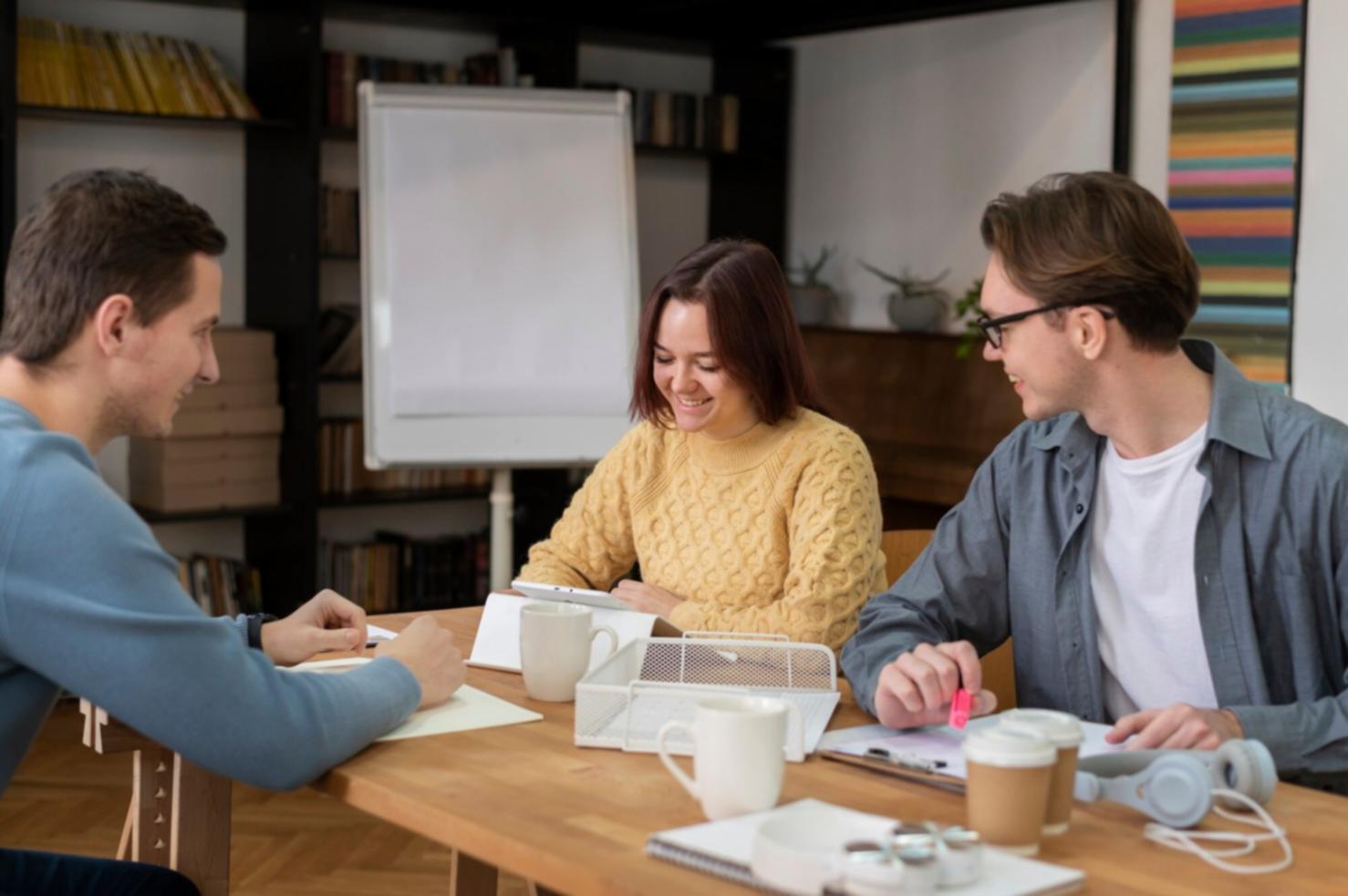 Personne travaillant sur un budget personnel avec des documents financiers